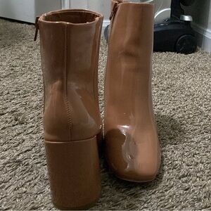 Used Women's Madden Girl Boots 
Color: Caramel
Size: 7.5